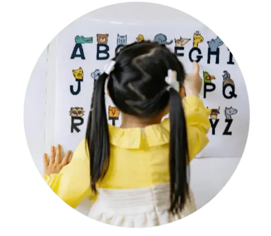 Une fille qui fait un travail d'orthophonie.